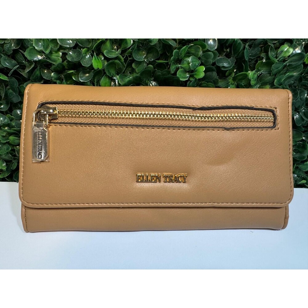 tan Ellen Tracy wallet with zipper